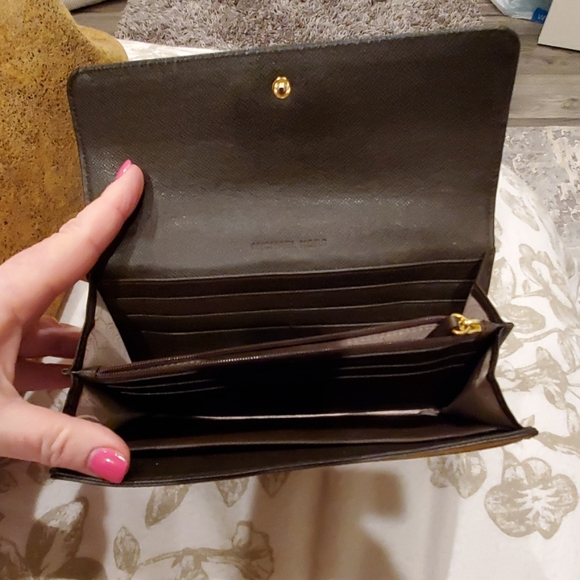 Michael Kors Tote &  Matching  Wallet - Picture 5 of 6